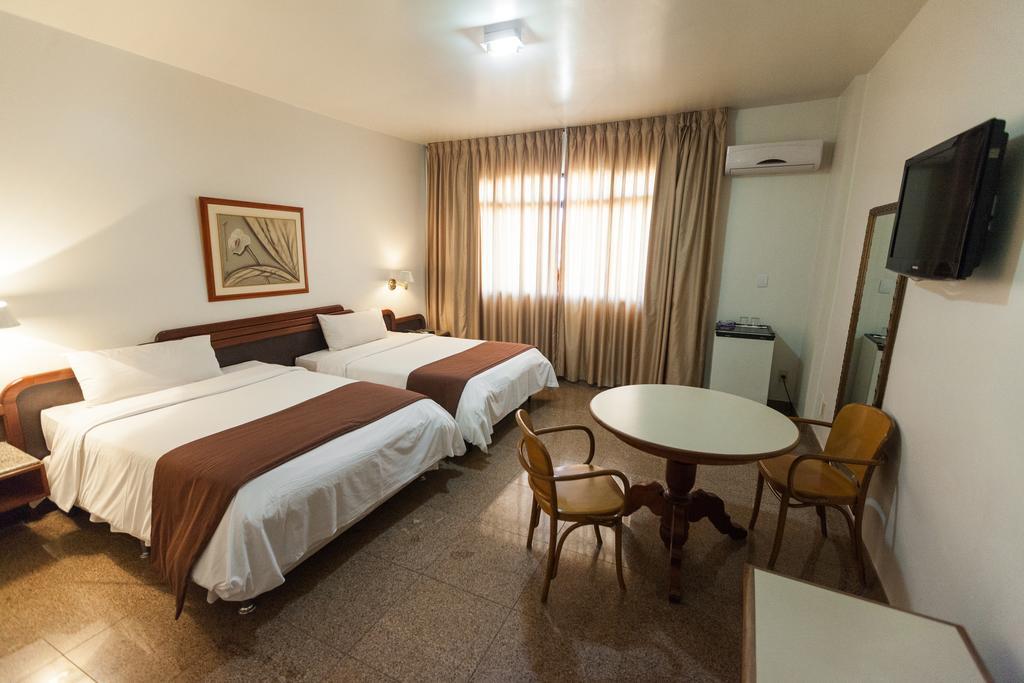 Dimas Lessa Hotel Монтис-Кларус Экстерьер фото