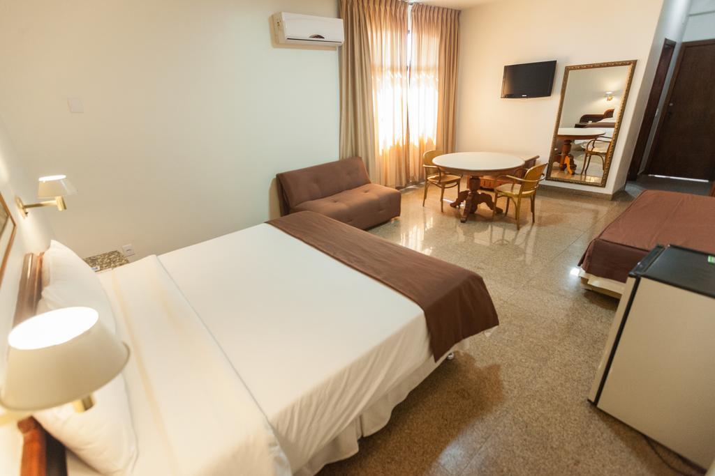 Dimas Lessa Hotel Монтис-Кларус Экстерьер фото