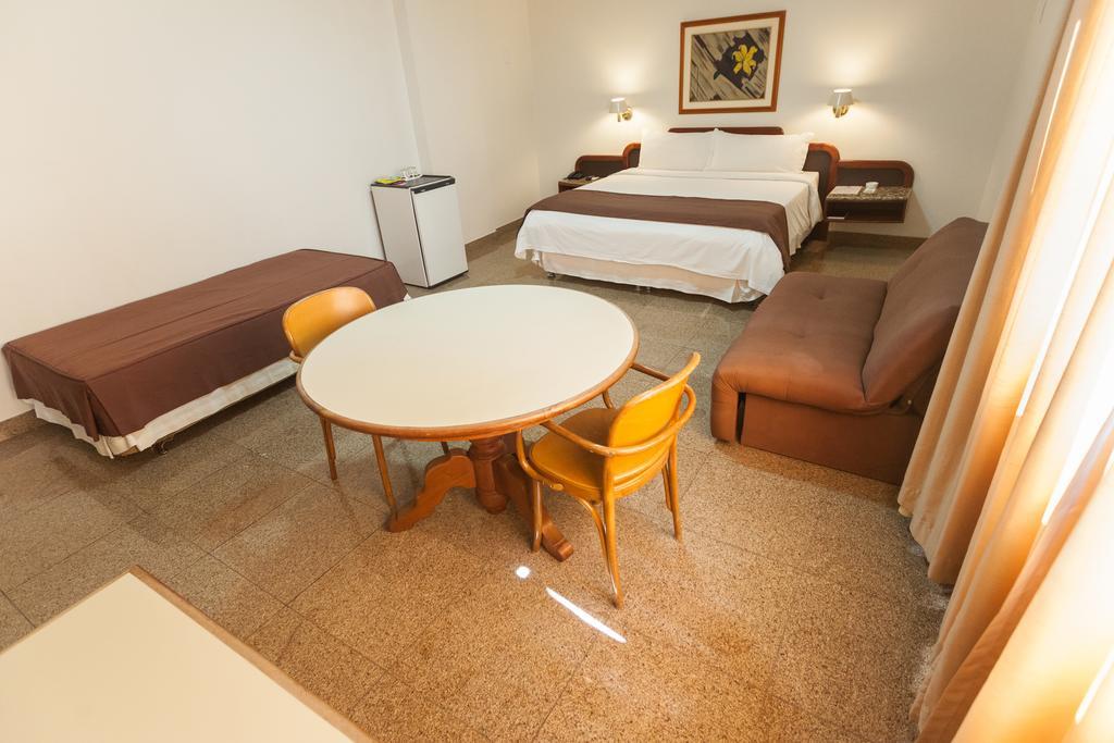 Dimas Lessa Hotel Монтис-Кларус Экстерьер фото