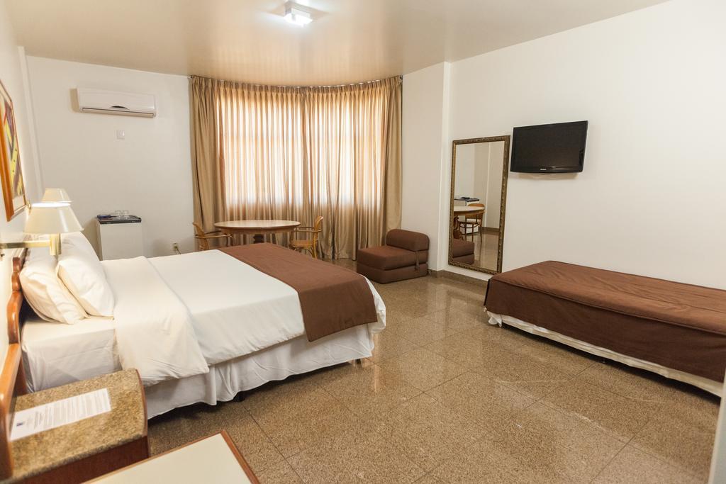 Dimas Lessa Hotel Монтис-Кларус Экстерьер фото