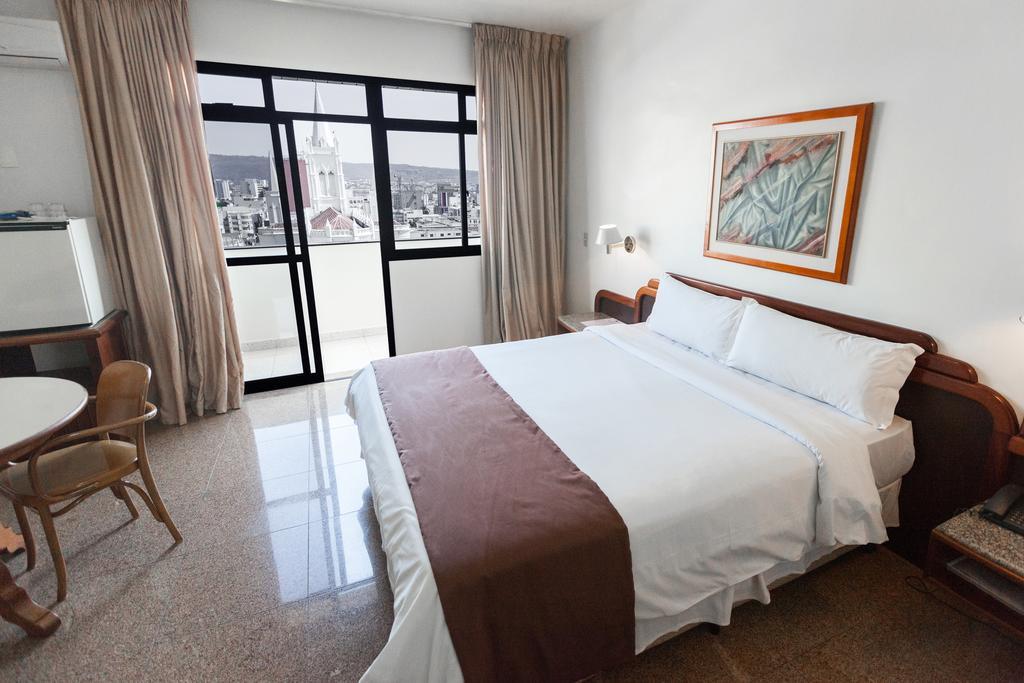 Dimas Lessa Hotel Монтис-Кларус Экстерьер фото