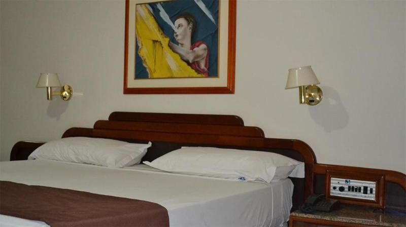 Dimas Lessa Hotel Монтис-Кларус Экстерьер фото